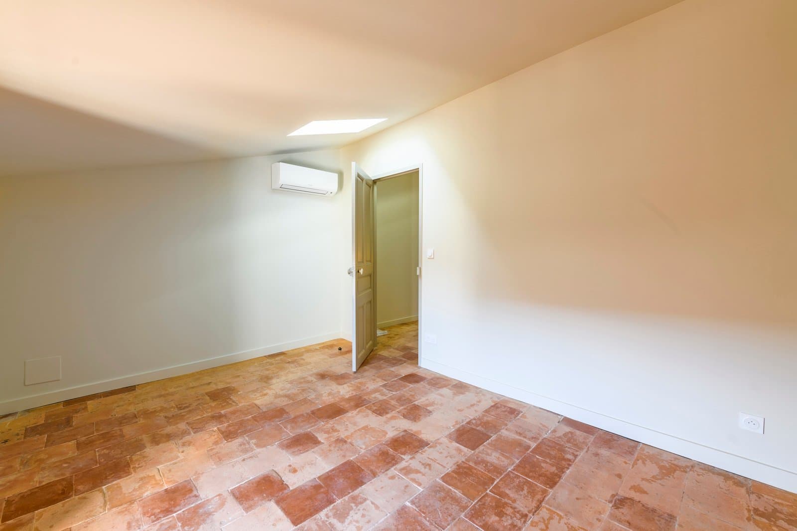 Façade extérieure et chambre, après