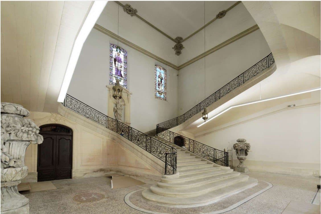 Intérieur avec escalier en marbre et vitraux