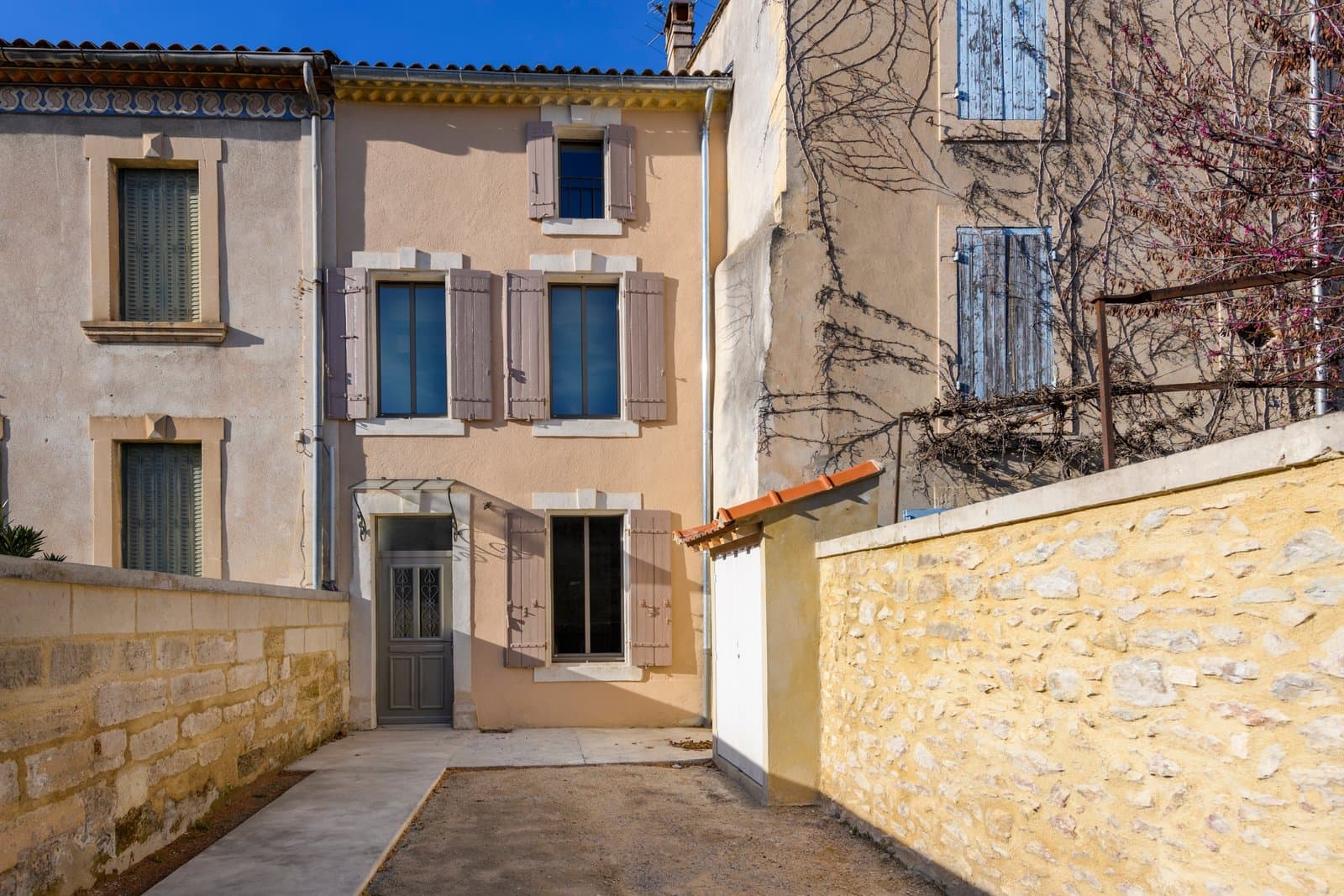 État actuel de la maison provençale avec cour pavée