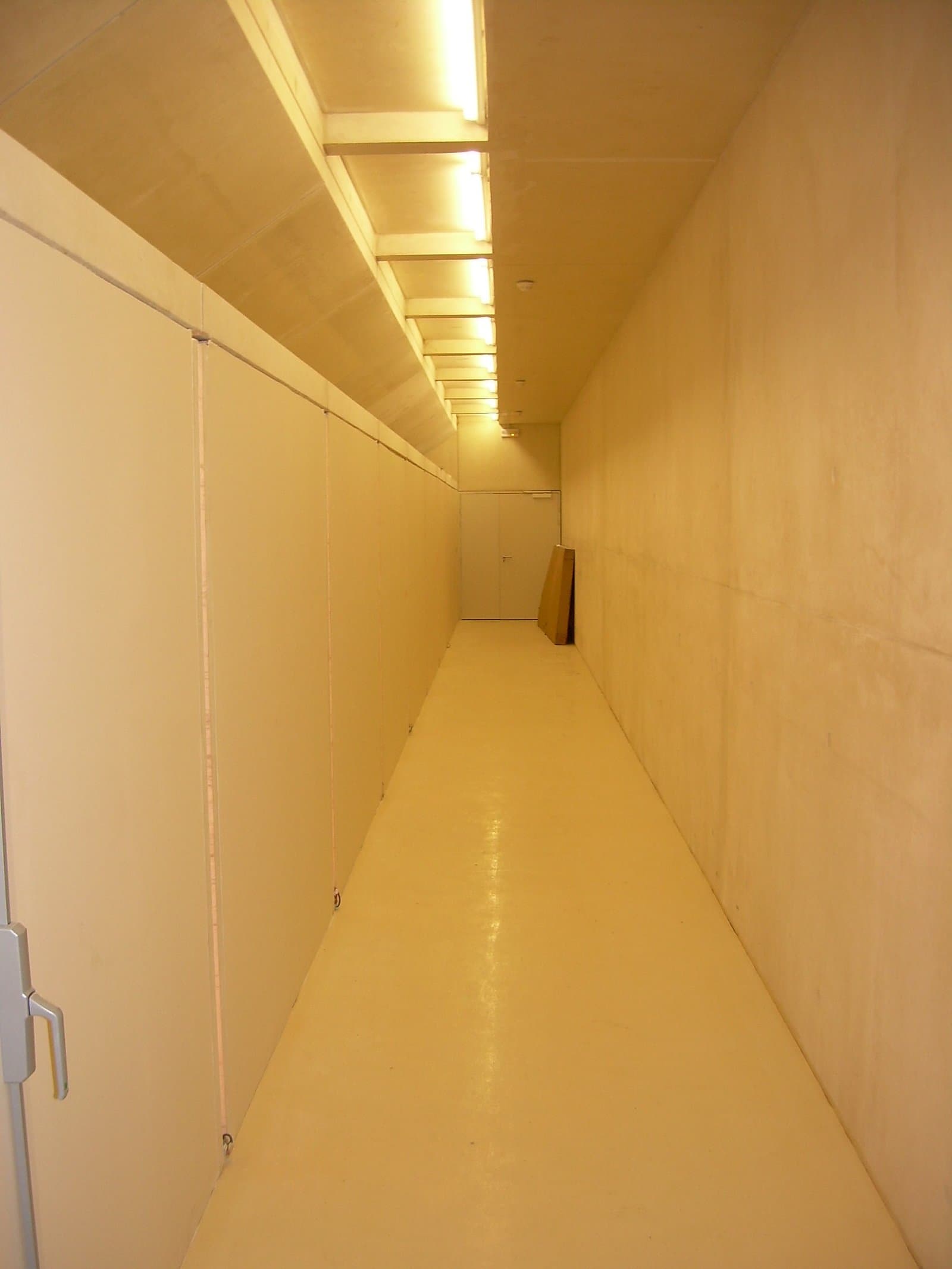 Couloir intérieur blanc avec éclairage linéaire moderne