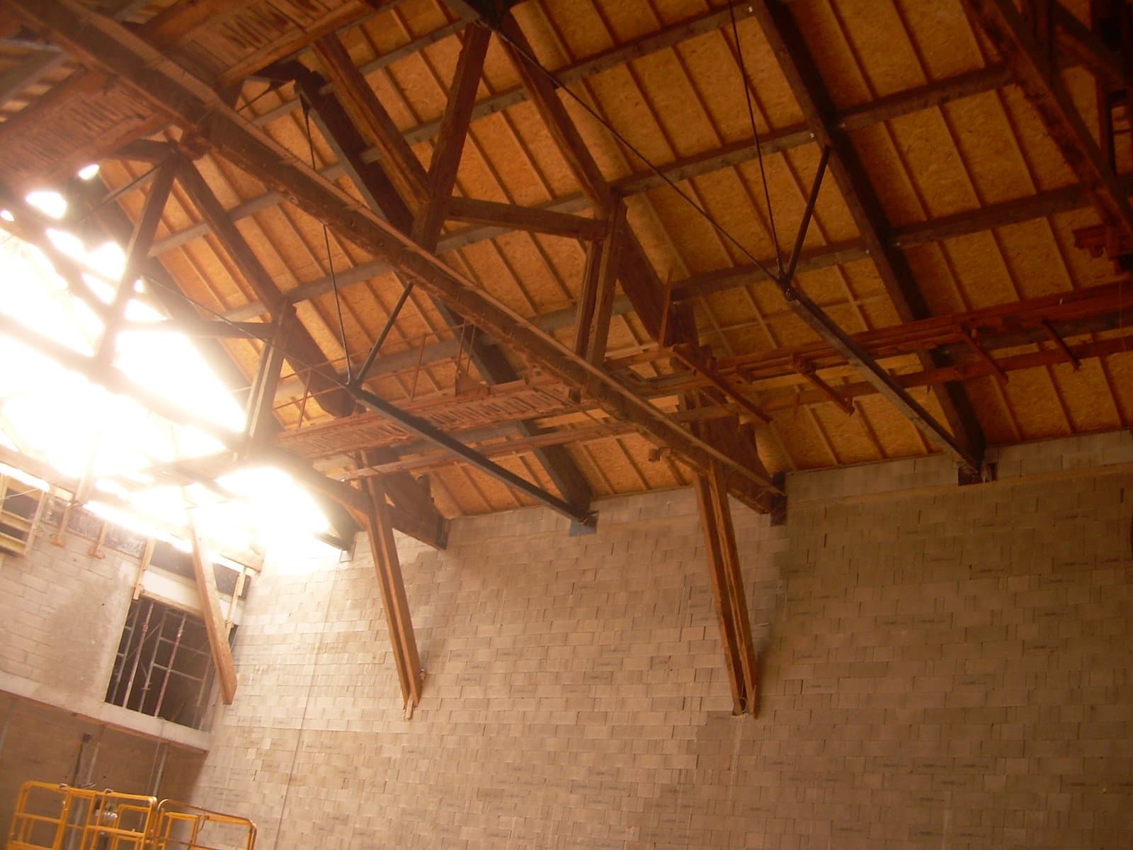 Intérieur avec poutres en bois apparentes