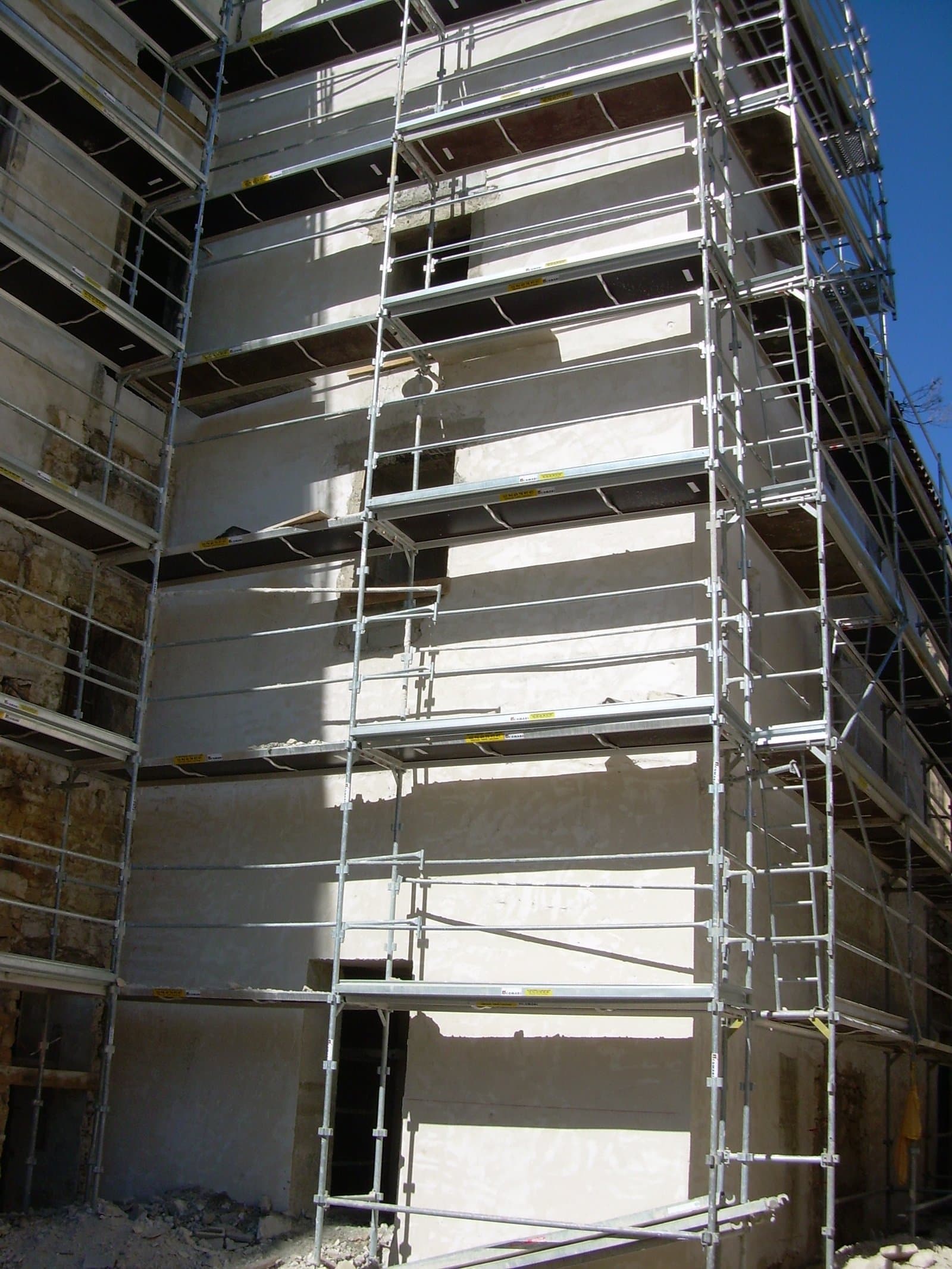 Rénovation du bâtiment avec échafaudage métallique