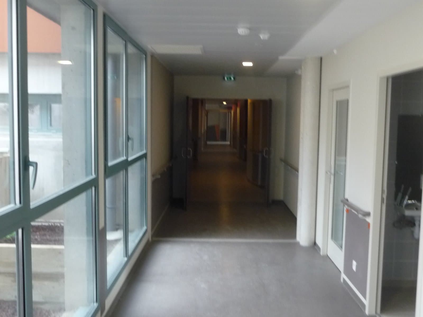 Couloir intérieur moderne avec éclairage contemporain