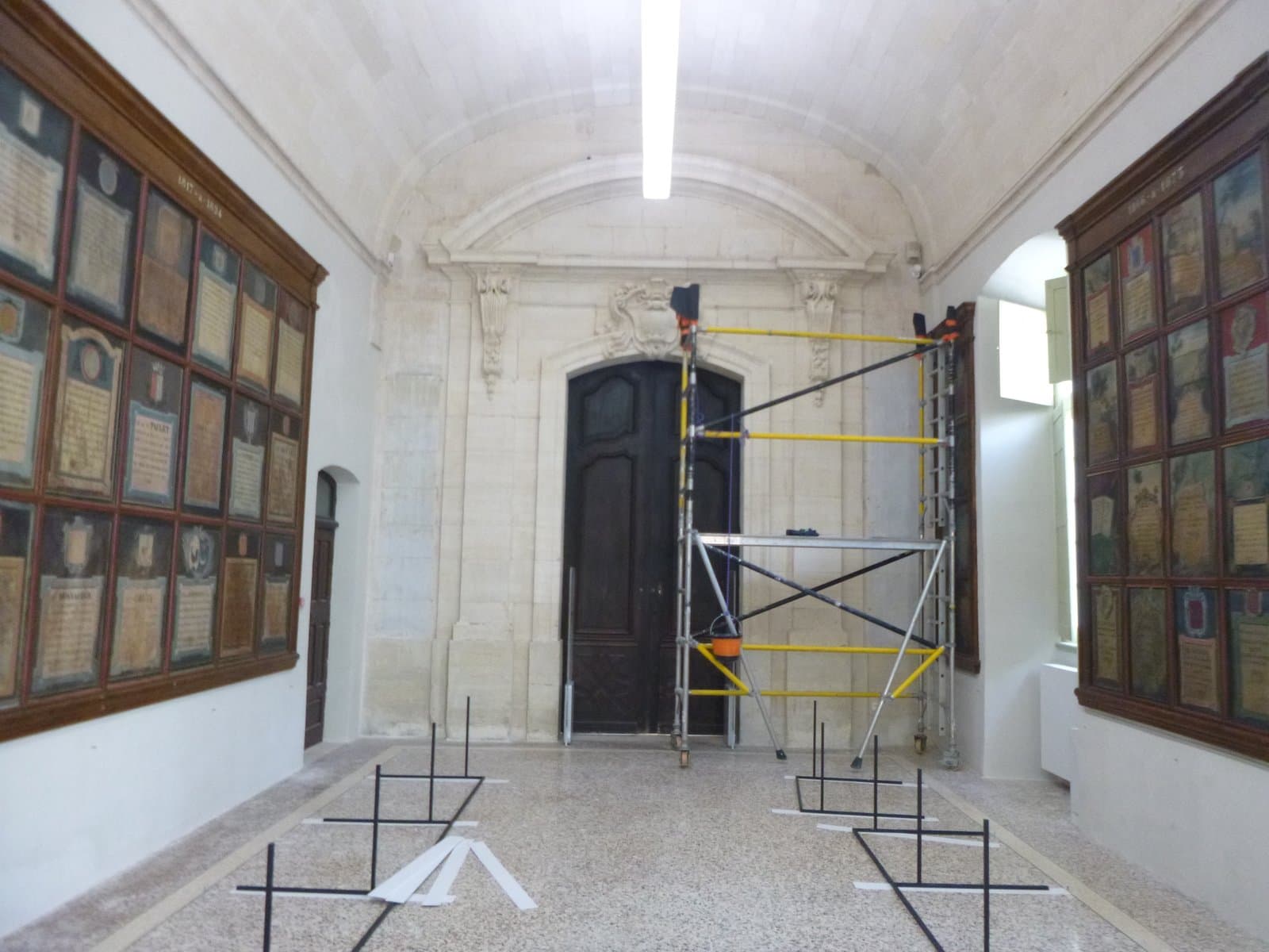 Intérieur historique avec voûte blanche et portes en bois
